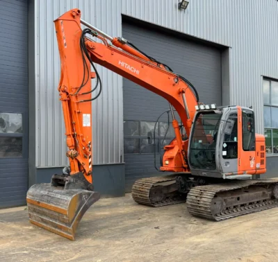 Escavadeira Hitachi ZX135US