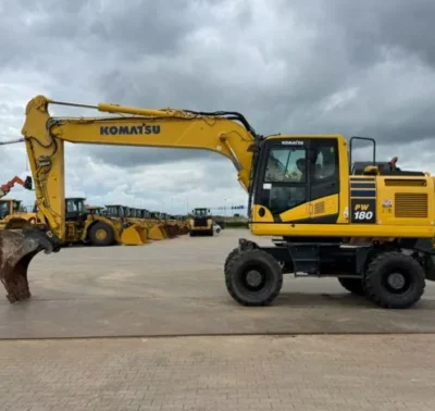 Escavadeira Komatsu PW180-11